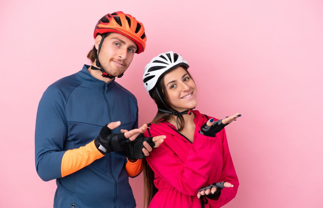 Man en vrouw met fietshelm op