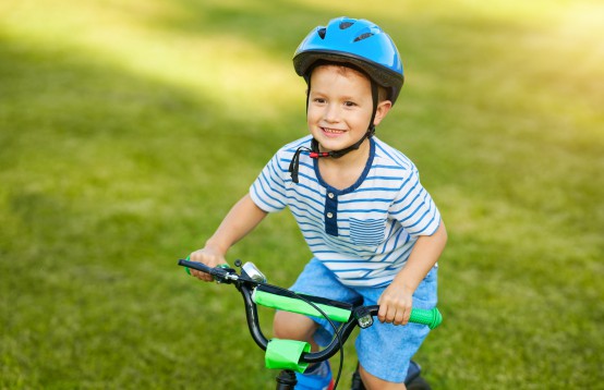 blauwe fietshelm voor kinderen